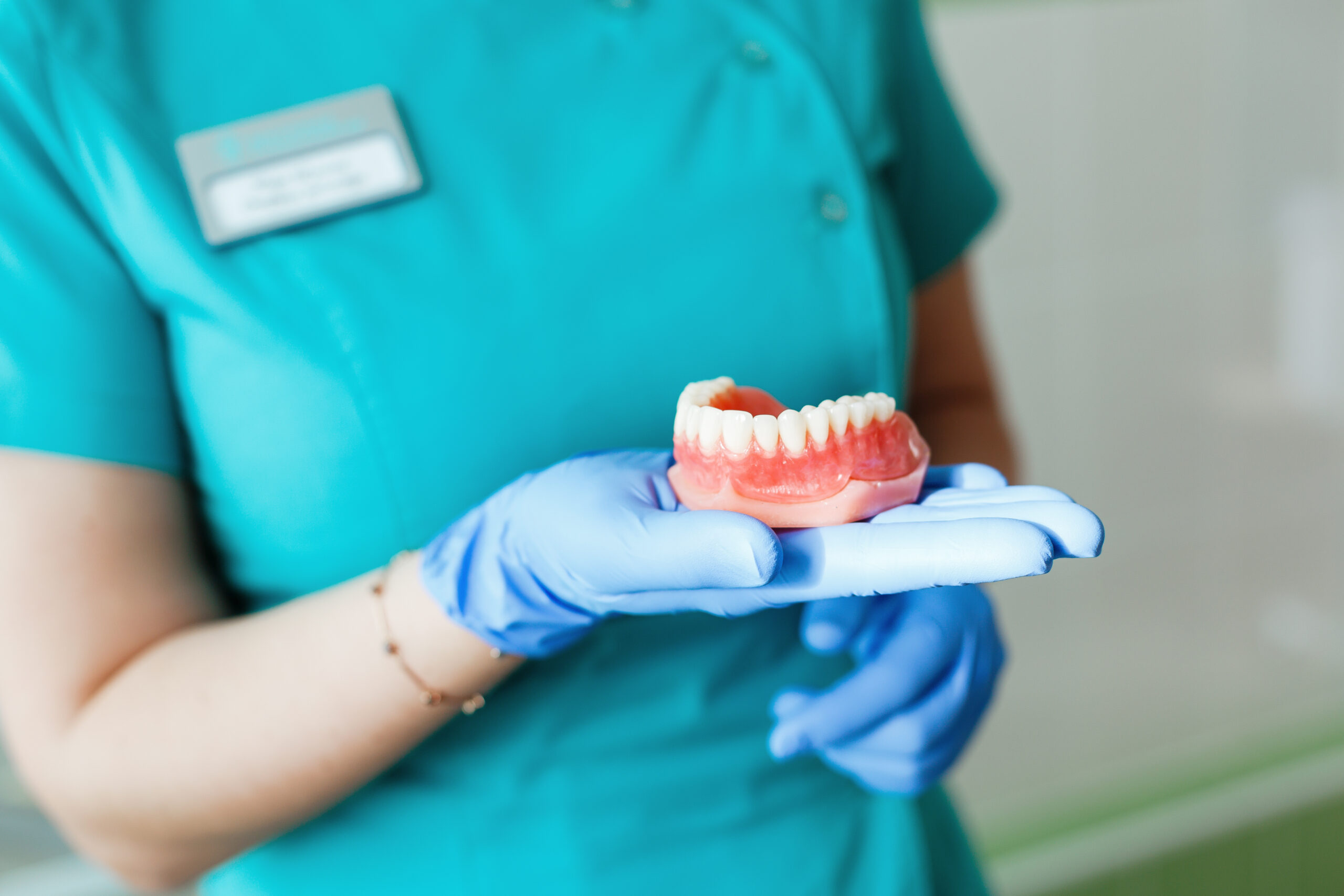Tips for Selecting a Qualified and Experienced Dentist Who Specializes in Veneers